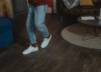 Moda na płytki imitujące drewno. Dlaczego warto je wybrać