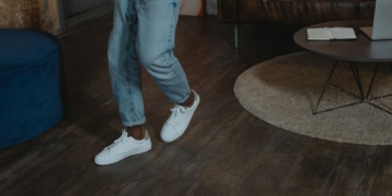 Moda na płytki imitujące drewno. Dlaczego warto je wybrać