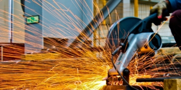 Stalowe złącza ciesielskie - drewno z betonem i murem