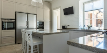 Zlewozmywak granitowy – zalety i wady. Czym wyróżniają się zlewy granitowe