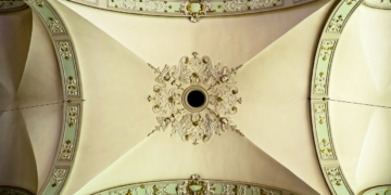 Sufit ładnie ozdobiony