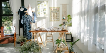 Biurko w salonie – inspiracje i pomysły na aranżację biurka w salonie