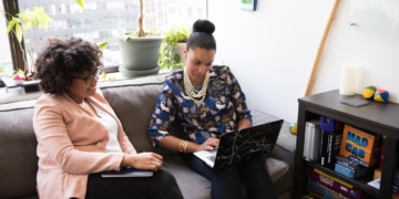 Ciemne meble w salonie – jaki kolor ścian do nich pasuje? Znamy odpowiedź