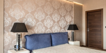 Granatowa sypialnia – jak ją urządzić? Wybieramy meble i dodatki do granatowej sypialni