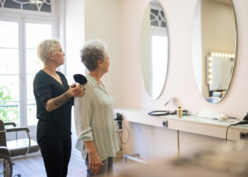 Jak przykleić lustro do ściany? Praktyczny poradnik