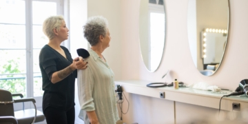 Jak przykleić lustro do ściany? Praktyczny poradnik