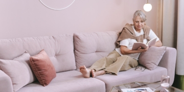 Jaka sofa do spania sprawdzi się w salonie? Zobacz najlepsze sofy z funkcją spania