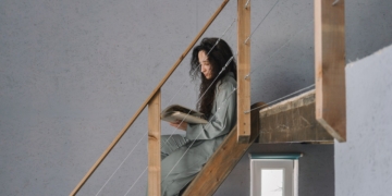 Szafa pod skosem – jaką wybrać i jak zaprojektować szafę na poddaszu?